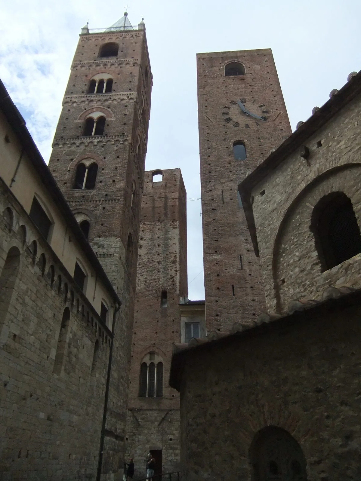 Le alte torri medievali in mattoni del centro storico di Albenga