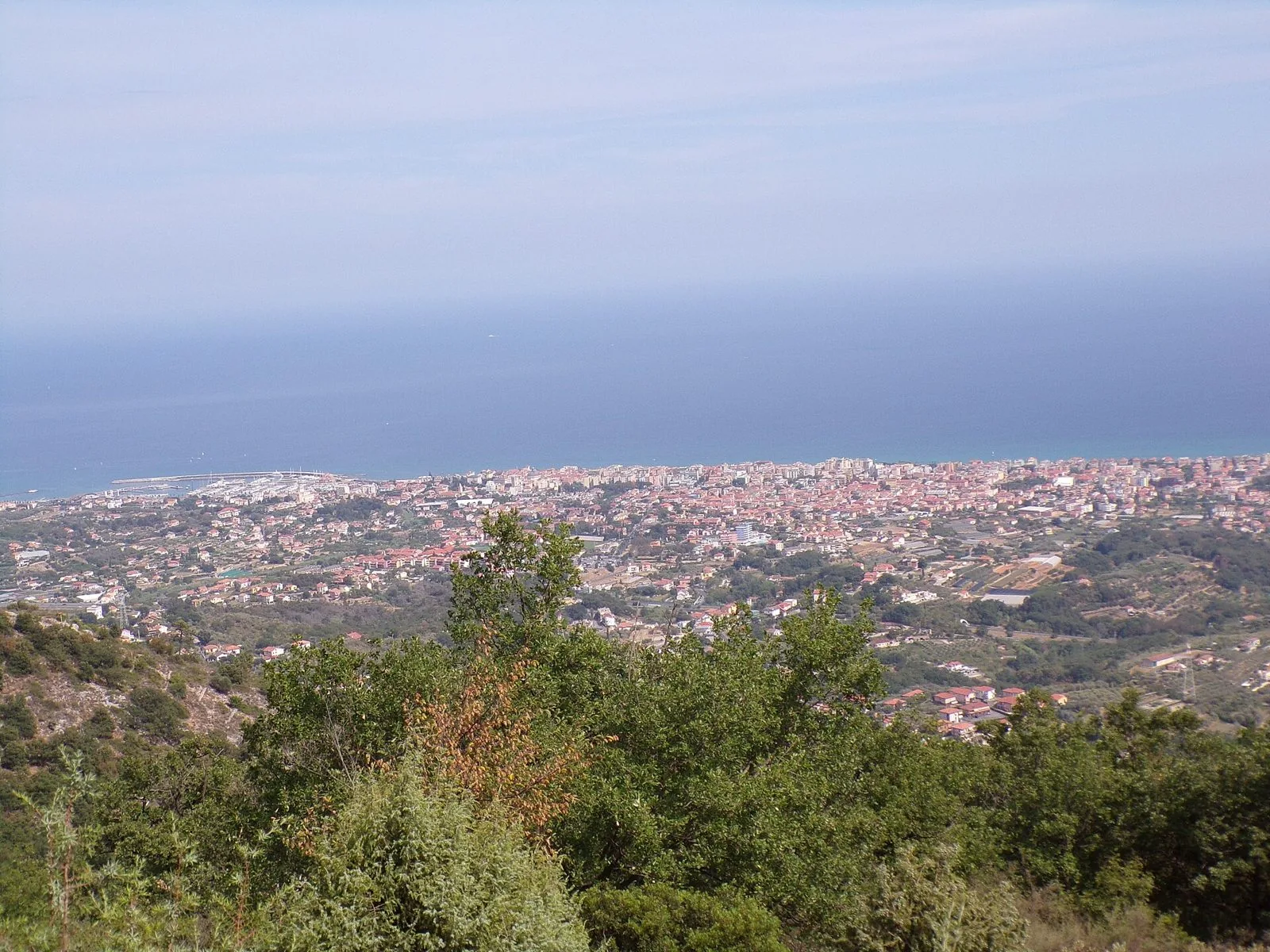 Panorama di Loano e del mare dalle colline verdi di Boissano